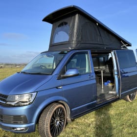 Charlie – Camper a passo lungo automatico VW recentemente convertito