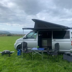 Essie  – 4-persoons Volkswagen Campervan uit 2005