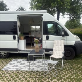 Gepimpte Citroën Jumper bus uit 2007 voor 2 personen