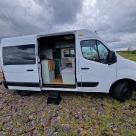 Oos Böske – Oos Böske – Buscamper Renault Master 2/3 personnes (2 lits doubles !)