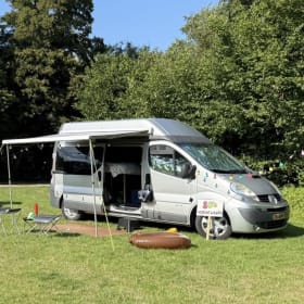 Luxe “tent op wielen” – 2-Pfünder Renault-Bus aus dem Jahr 2009