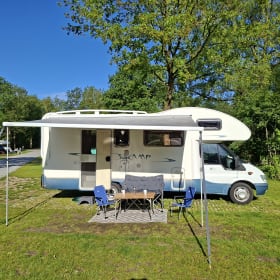 Camping-car Ford spacieux de 2006, 6 places, avec lits superposés.