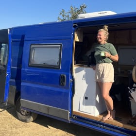 Ollie – Comfortable, attractive 2 person bus camper