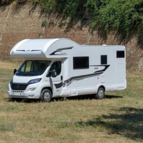 XGO King 1 – Camping-car alcôve flambant neuf et luxueux pour 5 personnes