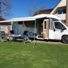 Luxus-Wohnmobil inkl. Queensize-Bett, Klappbett und große Garage und Anhängerkupplung