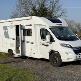 Amelie – Camping-car Pilote 7m 2 couchages avec salon spacieux.