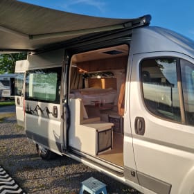 Knusse comfortabele Peugeot buscamper uit 2016