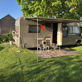 Goldy – Camping-car intégral 4P, Burstner, doré