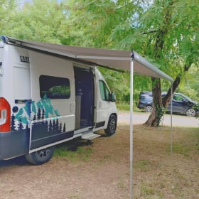 Compacte camper met fietsendrager handig voor een weekendje met 2