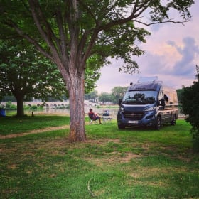 Remco – Luxury Adria Twin with 9-speed automatic transmission and longitudinal beds