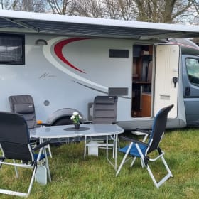 Zilveren parel. – Burstner with 2 x length bed and large dinette.