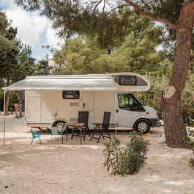 Ideal 6-person Ford family camper