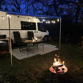 Henry – Trendiger, netzunabhängiger Camperbus für 2–3 Personen, für alle Jahreszeiten geeignet!