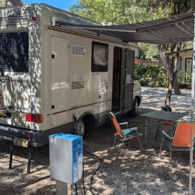 Pareltje – Vrijheid ten top met deze complete 4 persoons alkoof camper!