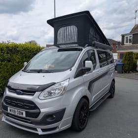 Adora – Ford campervan met 4 slaapplaatsen uit 2018