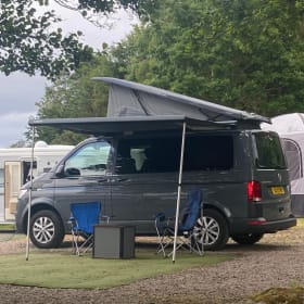 Reggie Grey – 4-persoons Volkswagen Campervan 2021