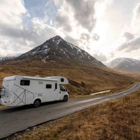 A6600BB – Etrusco 6 posti letto 6 cinture di sicurezza 2021. Automatico. Internet 5G. Pannelli solari.