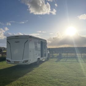 Superluxe camper – 2p Pilote P690D EXPRESSION semi-integrated from 2025