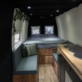 Benzie – Off grid stoere 2p Mercedes-Benz camperbus