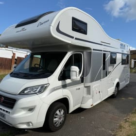 Davina – Lusso Roller Team 746 2021 - 6 posti letto 5 cinture di sicurezza