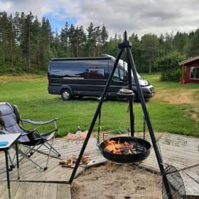 Black Beauty – Kingsize fixed length beds, 2p camper complete