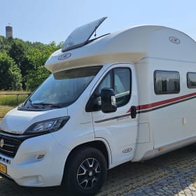 Bertha – Camping-car semi-intégral LMC Très Luxe, 2 ou 4 personnes (automatique)