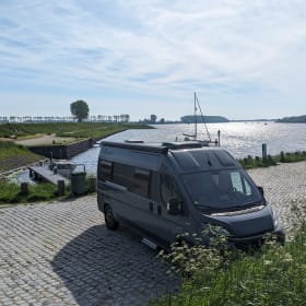 2p Knaus Vantourer Bus aus dem Jahr 2022 mit geräumiger Garage