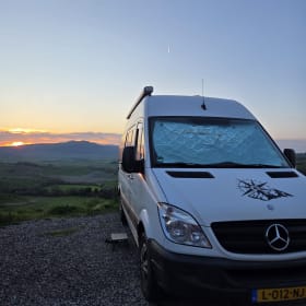 Donny – Camping-car Mercedes tout-terrain offrant confort et espace de rangement généreux