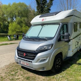 Bürstner semi-integrato con tutti i comfort e le comodità.