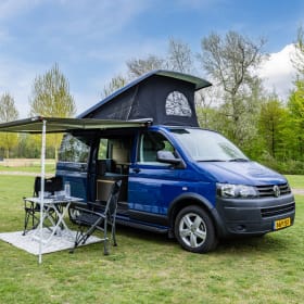 Blue 4p Volkswagen bus 