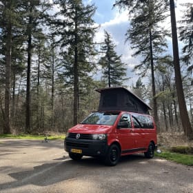 Red adventure  – 2p Volkswagen bus uit 2015
