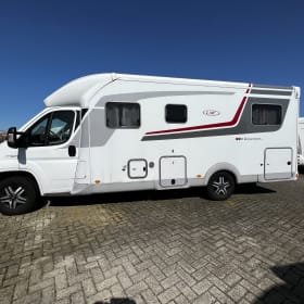 10 LMC T732 – Camper nr. 10 LMC (2020) handgeschakeld voor 2 personen
