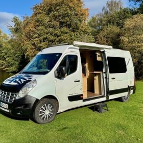 Ronnie  – Renault Master Campervan - Slaapplaatsen voor 5 personen met optionele opblaasbare aanbouwtent
