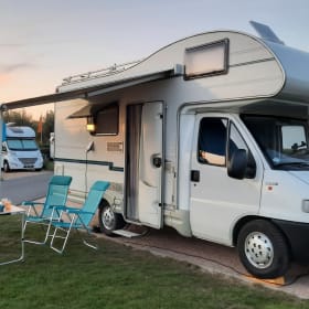 BlueRide –  Complete Fiat Ducato gezinscamper  stapelbed en achteruitrijcamera  