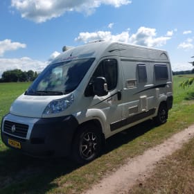 Witte Harrie – Frisse, nette 2-persoons Fiat camperbus uit 2007 met lage km-stand!