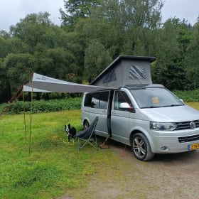 Tess – Stijlvolle comfortabele zelfbouw camper met L-vormige loungebank