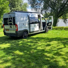 4-person Fiat Ducato bus camper from 2017