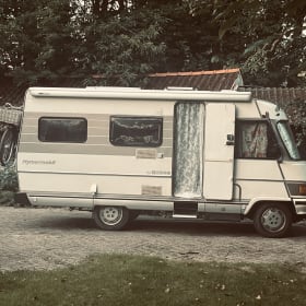 Bella Neske – Camping-car Hymer 4 places intégré de 1989