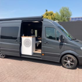 joli camping-car Mercedes spacieux pour 2 personnes