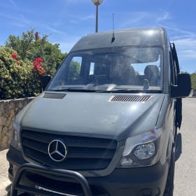 Granbo Van Camper – Mercedes Sprinter 2 couchages de luxe — Idéal pour les escapades romantiques 💛