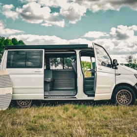 Django – 4p Volkswagen campervan uit 2018