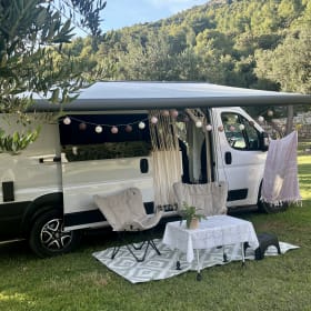 Luxurious off-grid bus from 2021 with a super atmospheric interior 