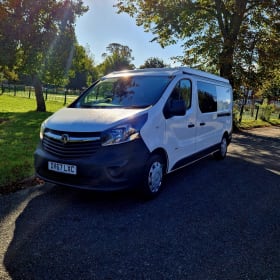 Bazza – 4 berth campervan with pop top roof