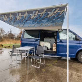 2p Volkswagen campervan uit 2003