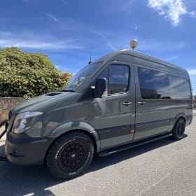 Granbo Van Camper – Luxe Mercedes-Benz campervan met 2 slaapplaatsen - perfect voor een romantisch uitje.