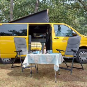 Het gele geluk 💛 – VW Transporter T5 gele bus met modern interieur 