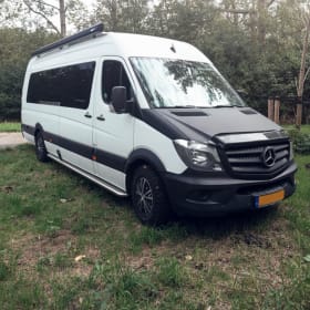 4-Personen-Mercedes-Benz-Bus aus dem Jahr 2014