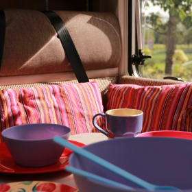 SONRISA – Machen Sie sich auf den Weg mit „Sonrisa“: unserem farbenfrohen 2p Knauscamper (automatisch)!