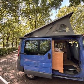 Blue – 2p Renault campervan uit 2008