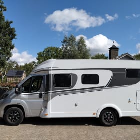 Libby – À partir de 2025 ! Camping-car 4 places neuf avec lits longitudinaux et lit escamotable.